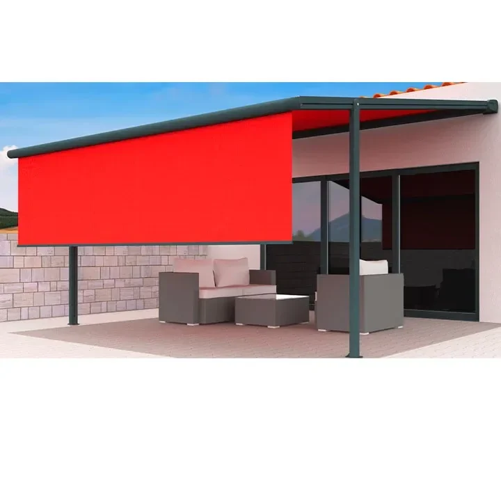 Store pergola 135 à toile rouge avec son lambrequin vertical déployé