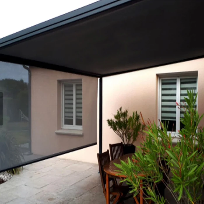 Vue depuis la terrasse sous le store pergola 135 à toile anthracite