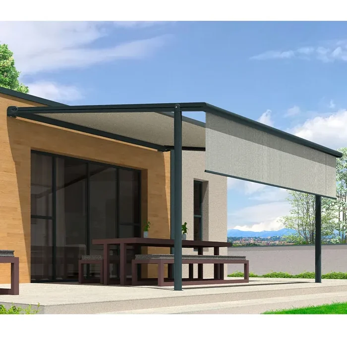 Store pergola 135 à toile grise installé sur une maison à bardage bois