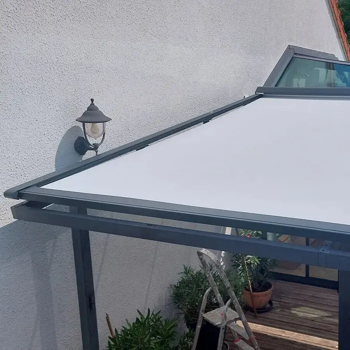 Coffre du store de toiture véranda en aluminium anthracite, posé en tête de véranda