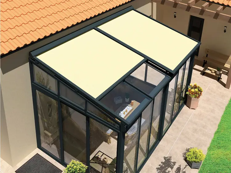 Store de toiture véranda avec toile crème sur structure anthracite
