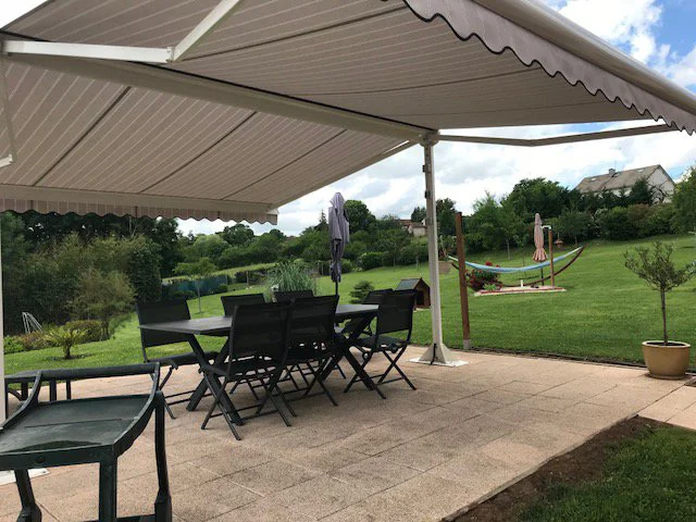 Store terrasse double pentes XL vu de dessous, avec son lambrequin festonné en bord de toile