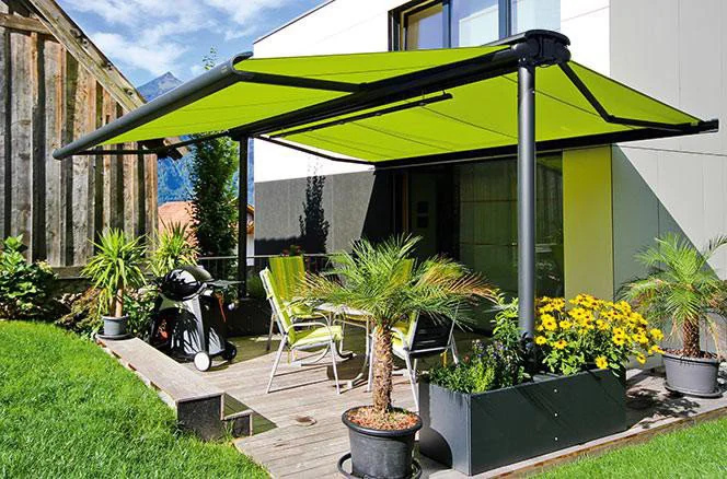 Store terrasse double pentes XL vert anis sur une terrasse de maison contemporaine