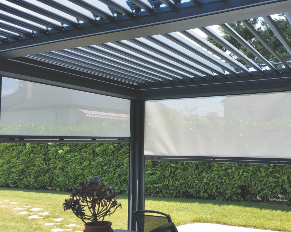 Store vertical de pergola déployé sous une pergola à lames orientables : coffre, coulisses latérales et lame finale