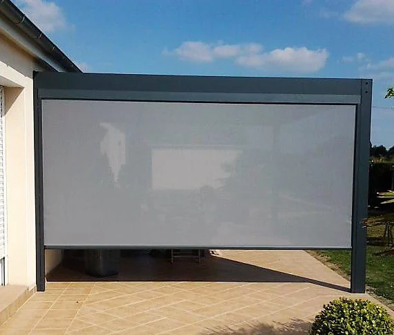 Store vertical gris installé entre deux poteaux de pergola