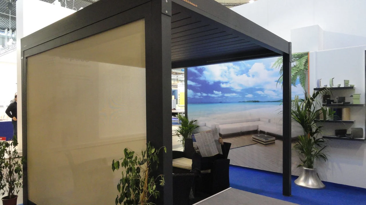 Pergola aluminium anthracite équipée d'un store vertical écru