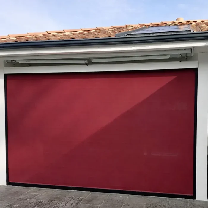 Store vertical Tibelly bordeaux avec coffre apparent sur une terrasse