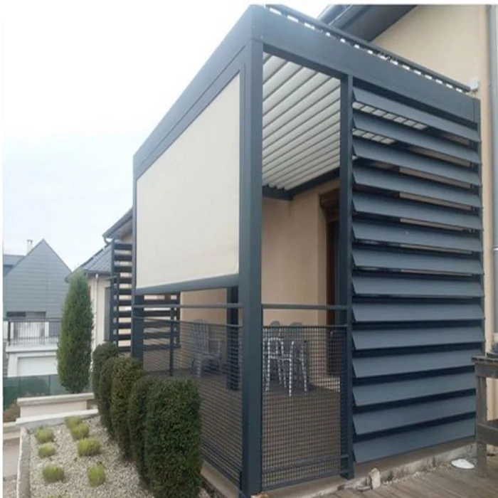 Store vertical Tibelly écru sur une pergola anthracite avec claustra à lames