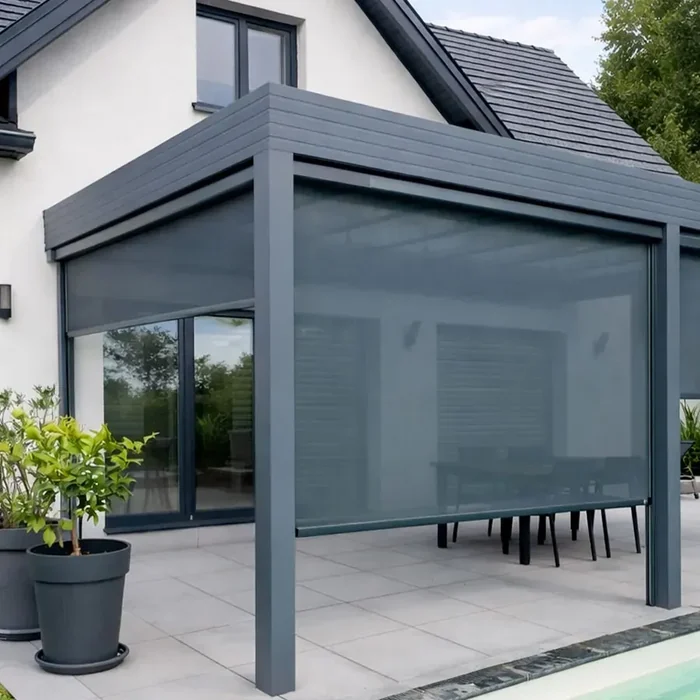 Store vertical Tibelly gris sur une pergola anthracite au bord d'une piscine