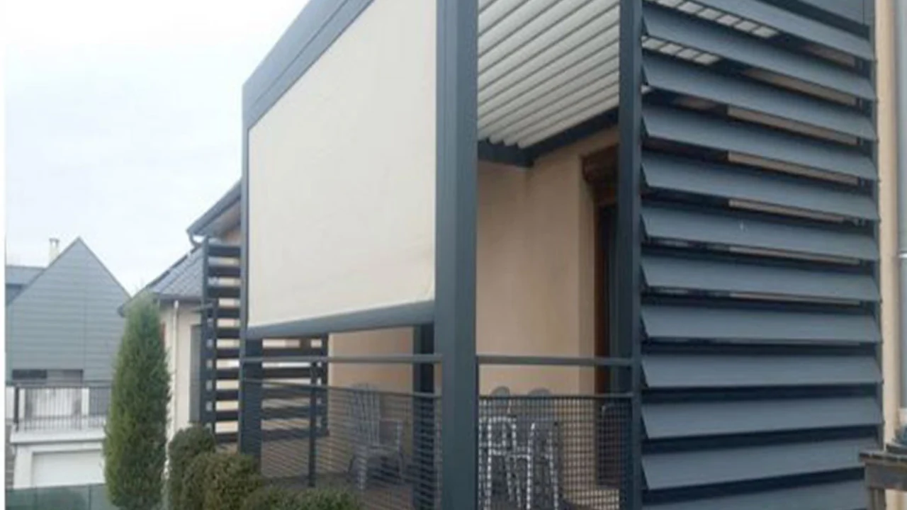 Pergola aluminium anthracite équipée d'un store vertical Tibelly écru