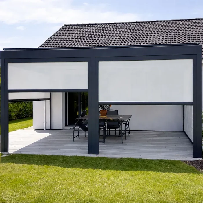 Pergola aluminium anthracite équipée de plusieurs stores verticaux, terrasse de maison contemporaine