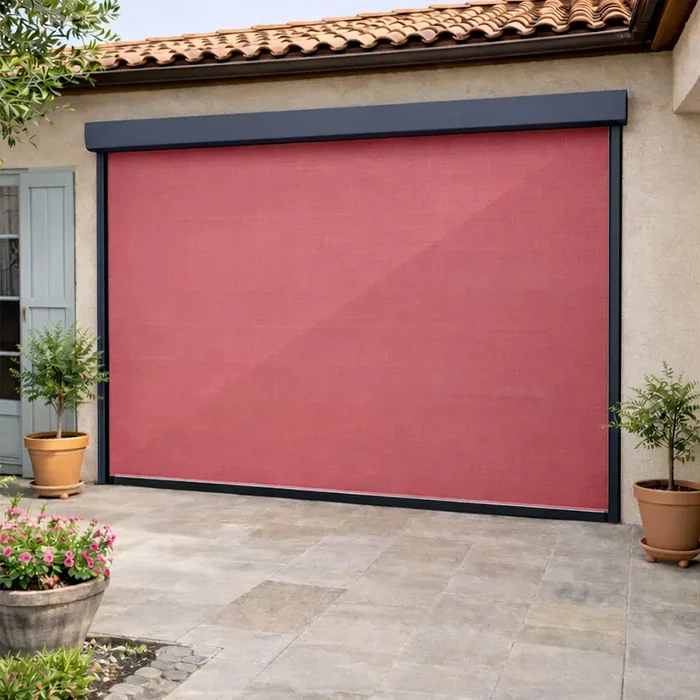 Store vertical à coffre et coulisses RAL 7016 et toile Dickson Sunworker Open Scarlet M724 rouge