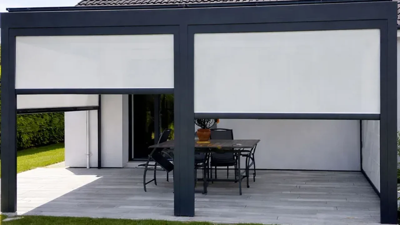 Pergola aluminium anthracite équipée de stores verticaux Sunworker Open