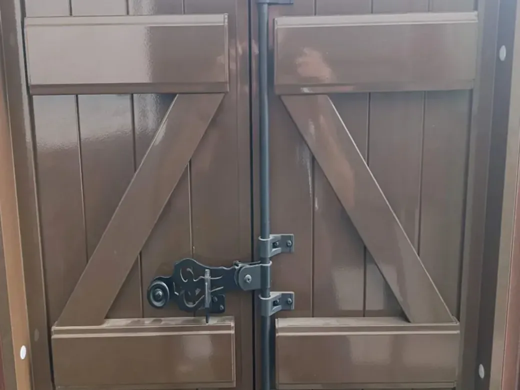 Volet battant aluminium brun avec ferrures renforcées et fermeture par espagnolette