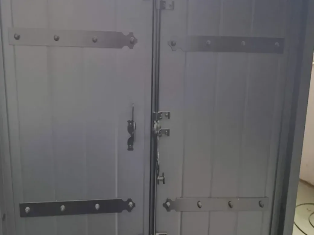 Vue intérieure d'un volet battant aluminium avec barres de renfort et cadre aluminium