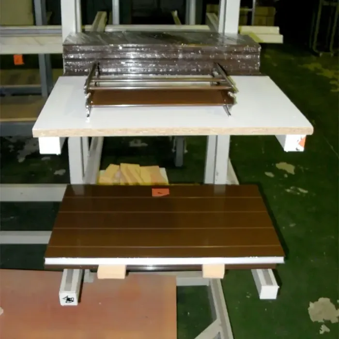 ĂlĂ©ments de volets battants aluminium marron en prĂ©paration dans l'atelier de fabrication