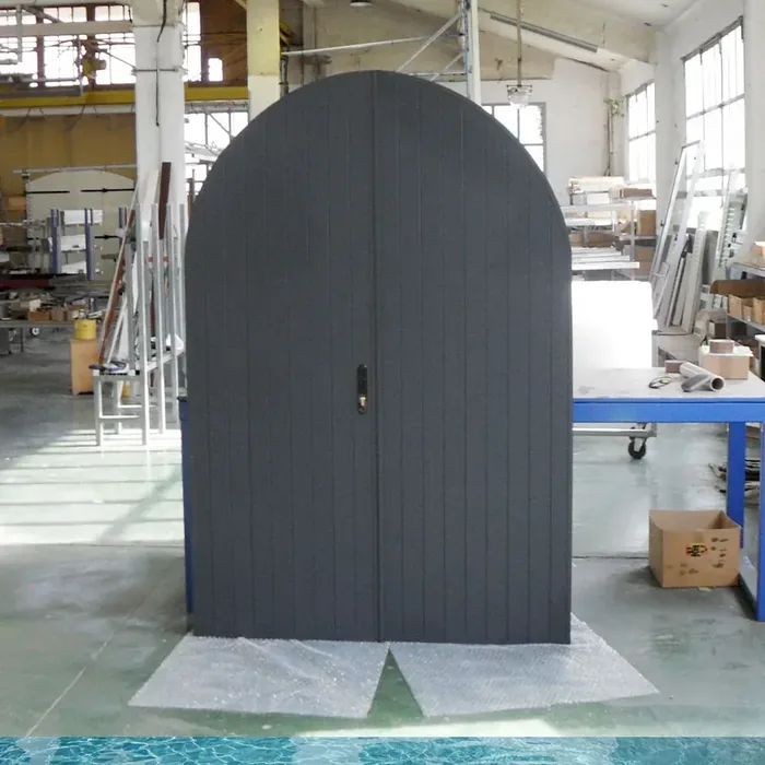 Volet battant aluminium gris anthracite Ă tĂȘte cintrĂ©e, en cours de fabrication dans l'atelier