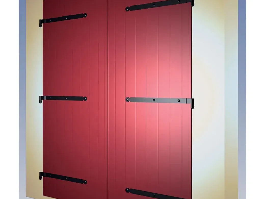 Volet battant aluminium plein rouge à deux vantaux, lames verticales et pentures noires