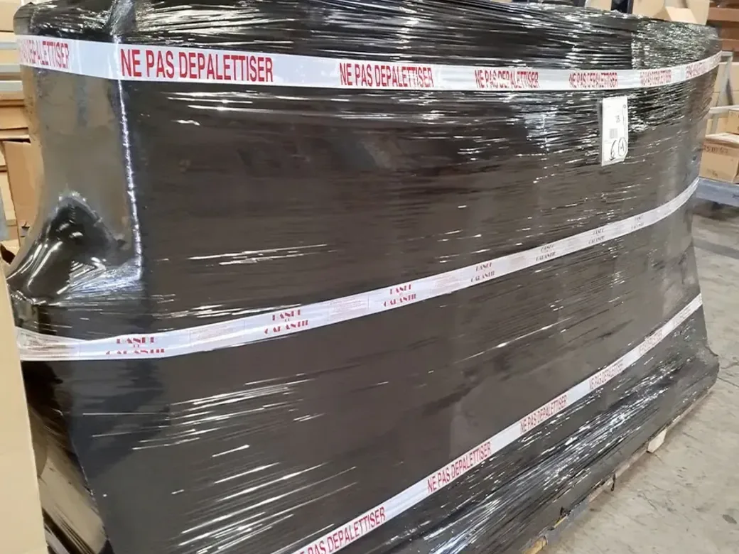 Volets coulissants aluminium filmés et sanglés sur palette, prêts au départ de l’usine