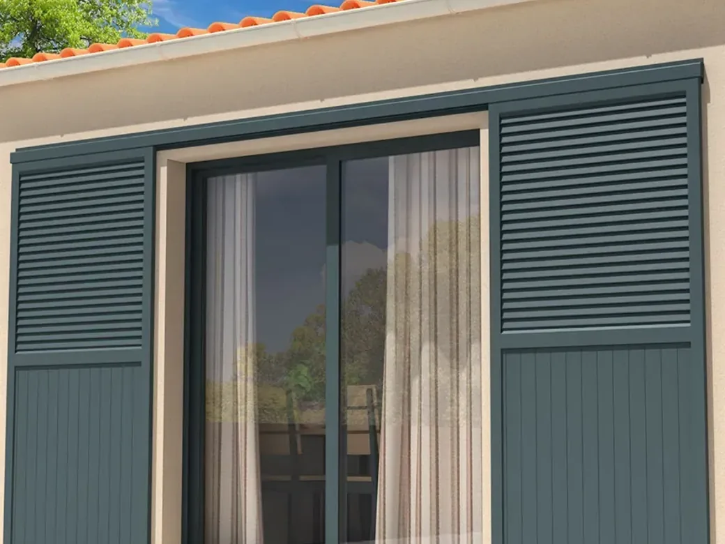 Volets coulissants mixtes aluminium vert foncé sur une baie vitrée, partie haute persiennée et partie basse pleine