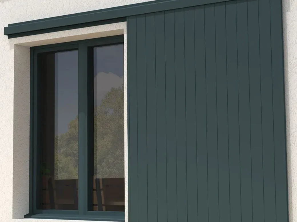 Volet coulissant aluminium plein vert foncé à lames verticales, entrouvert devant une fenêtre
