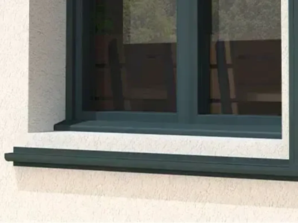 Détail du rail bas d'un volet coulissant aluminium, sous l'appui de fenêtre