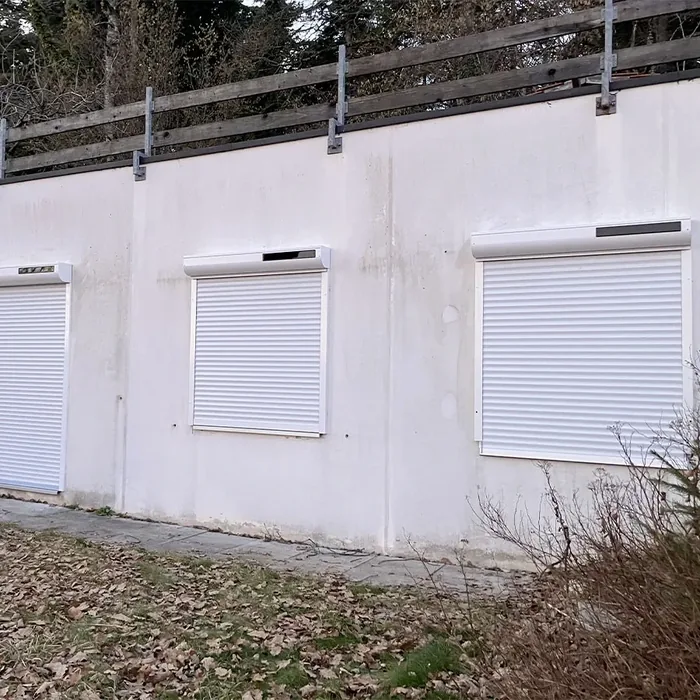 Volets roulants solaires posés en applique et fermés sur une façade en rénovation