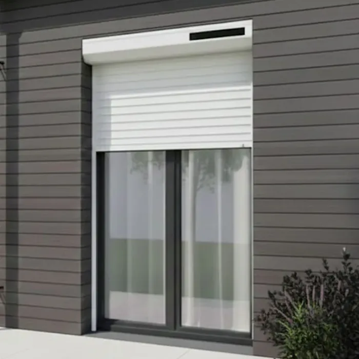 Volet roulant solaire blanc sur une façade en bardage gris