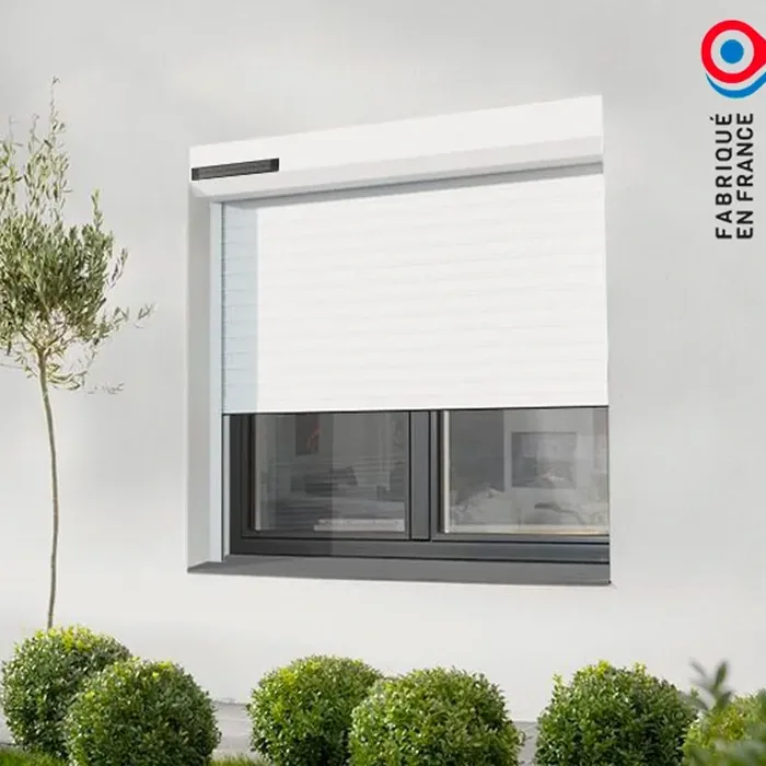 Volet roulant solaire Avosdim blanc sur une façade contemporaine claire