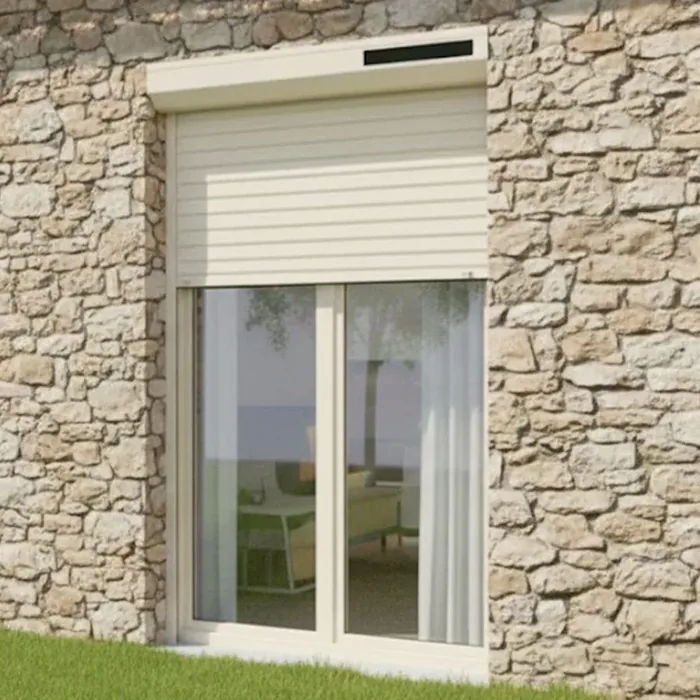 Volet roulant solaire blanc sur une porte-fenêtre de maison en pierre
