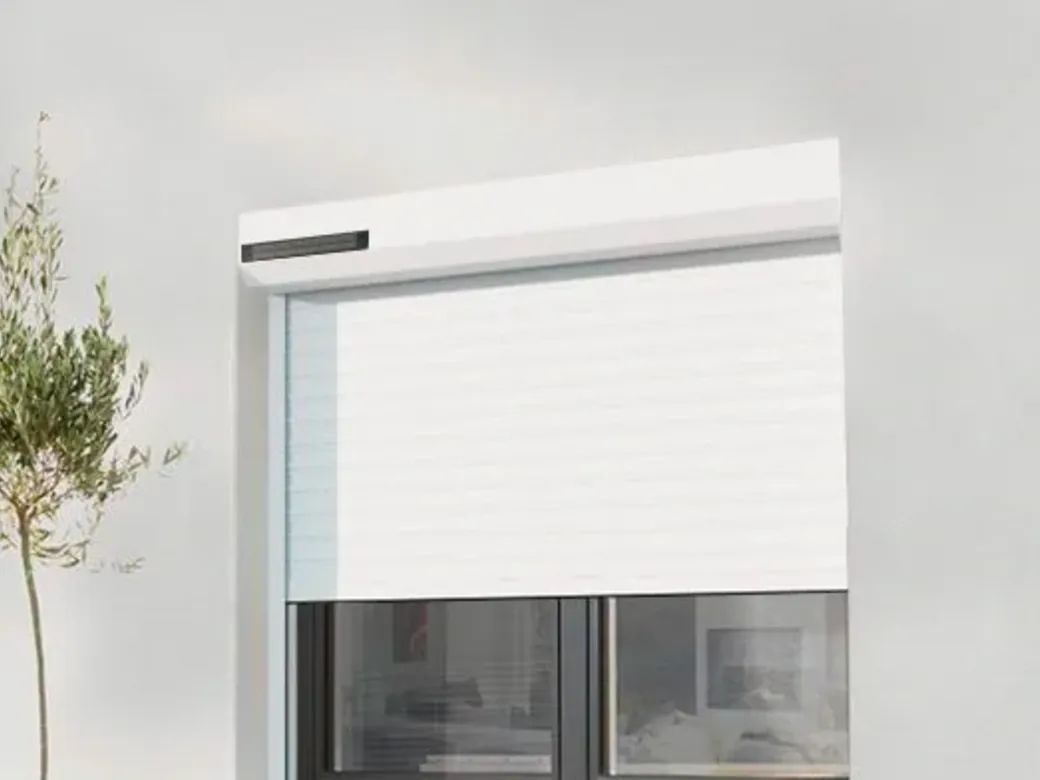 Volet roulant solaire blanc à tablier mi-descendu, panneau photovoltaïque visible sur le coffre