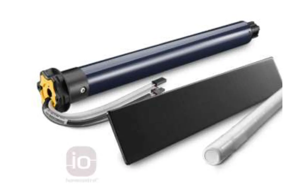 Kit solaire Somfy RS100 Solar io d'un volet roulant : moteur tubulaire, panneau photovoltaïque et batterie NiMH