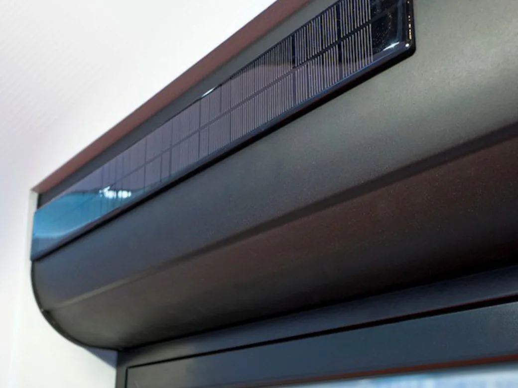 Panneau photovoltaïque intégré sur le coffre aluminium anthracite d'un volet roulant solaire Somfy