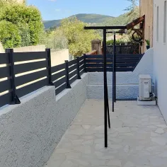 Clôture en aluminium à grandes lames, montage ajouré