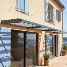 Auvent bioclimatique suspendu à lames fixes en aluminium