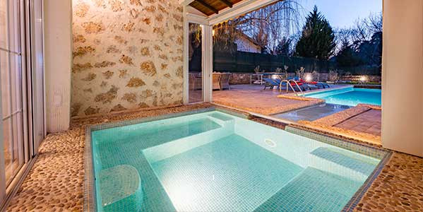 Quels sont les revêtements de sol les plus sûrs et durables pour une terrasse de piscine ?
