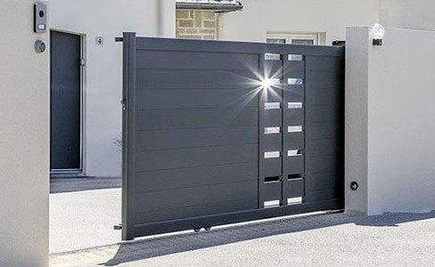Pourquoi choisir un portail aluminium plutôt qu’un portail PVC ou un portail bois ou encore un portail acier ?
